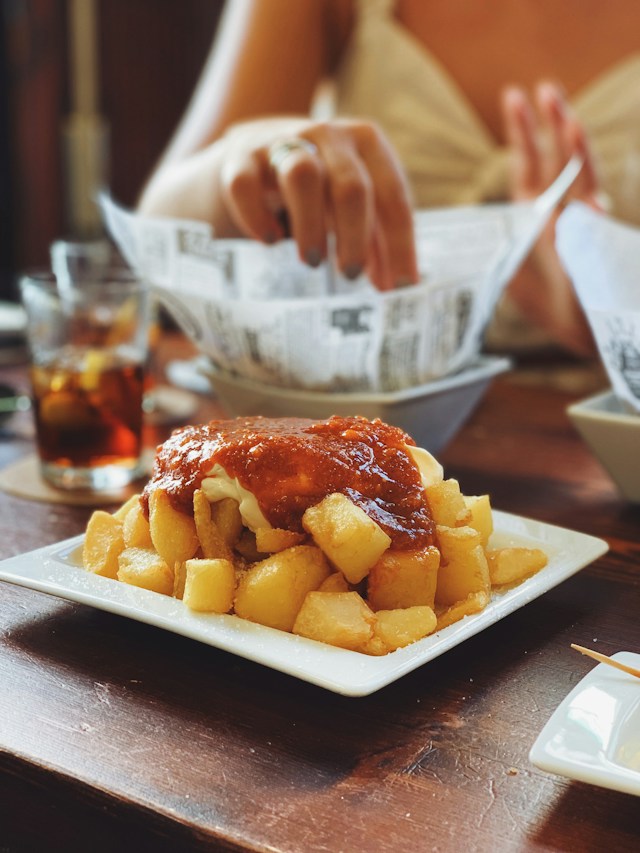 patatas bravas Hiszpańska kuchnia gdzie zainwestować w nieruchomości w Hiszpanii, żeby cieszyć się dobrą kuchnią